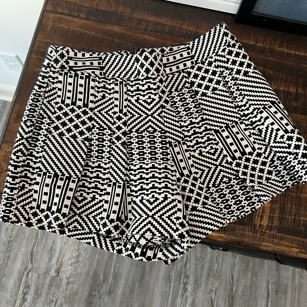 Jessica Simpson Black and White Patterned Shorts